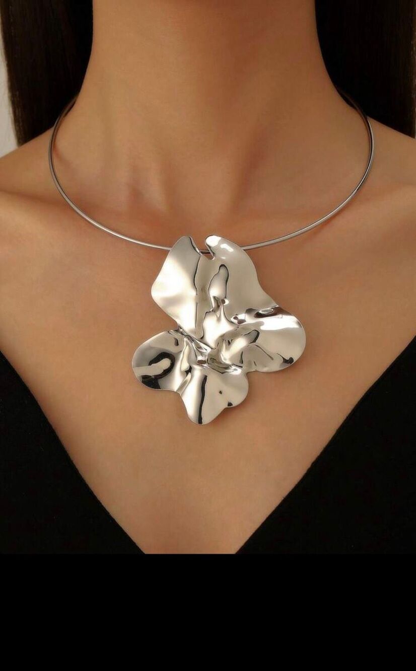 NWT Gorgeous Silver Highly polished Chunky Big Abstract Flower Choker Necklace